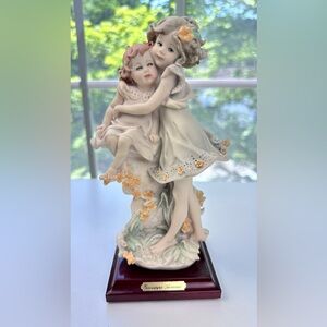 Giuseppe Armani Don't Worry Figurine
Girls Hugging 1986 Italy